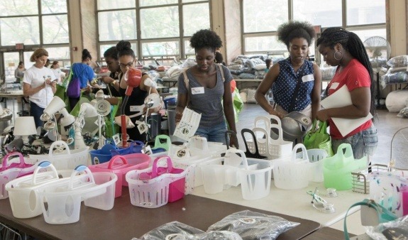 photo of students shopping for dorm items at a Grad Bag Giveaway Day Event
