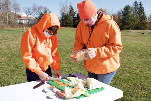 Two people making saurerkraut during a Free Fermentation Workshop